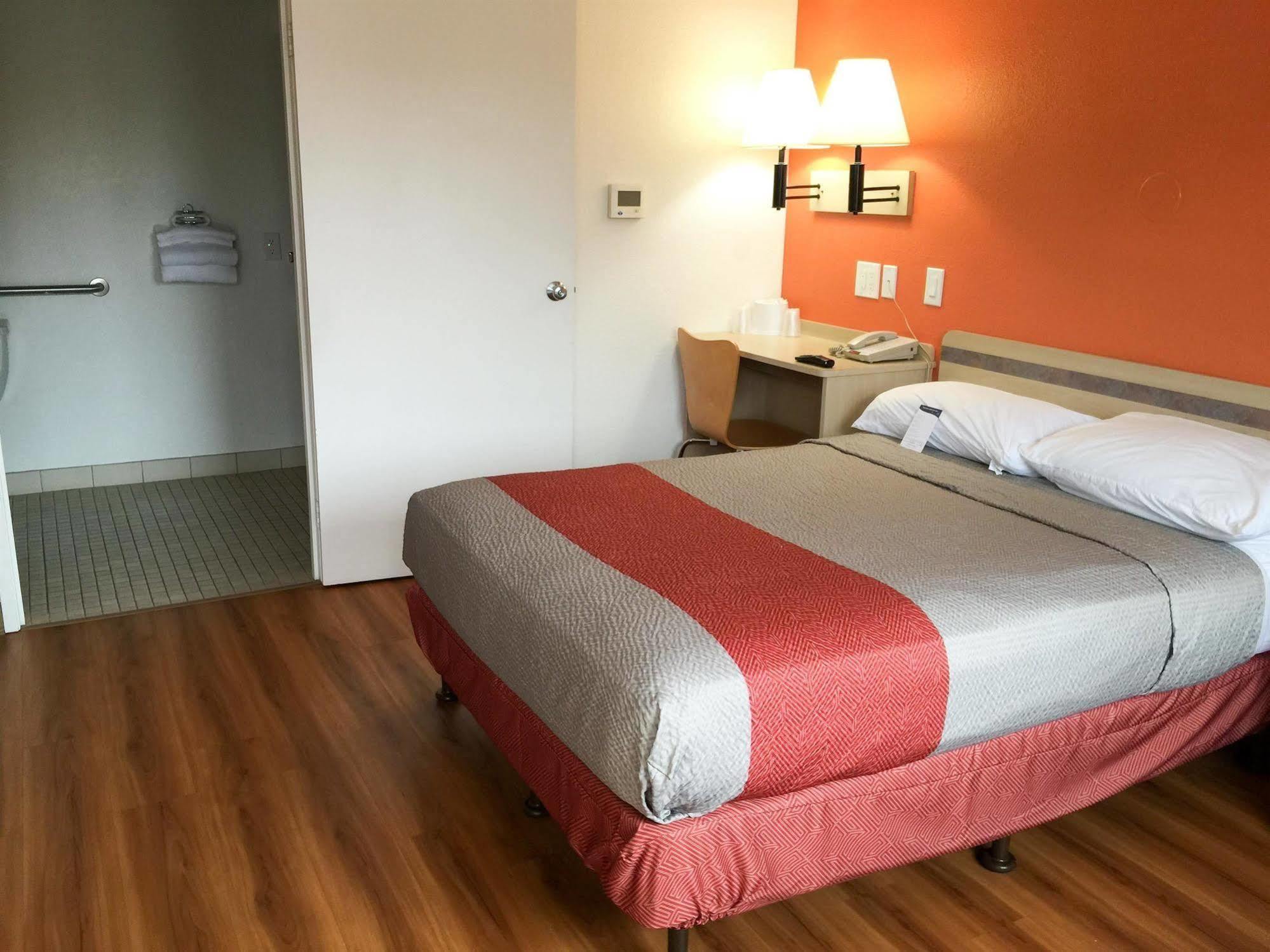Hotel 6-roseville, Mn - Minneapolis North